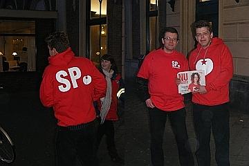 SP Middelburg deelt NU-krant uit